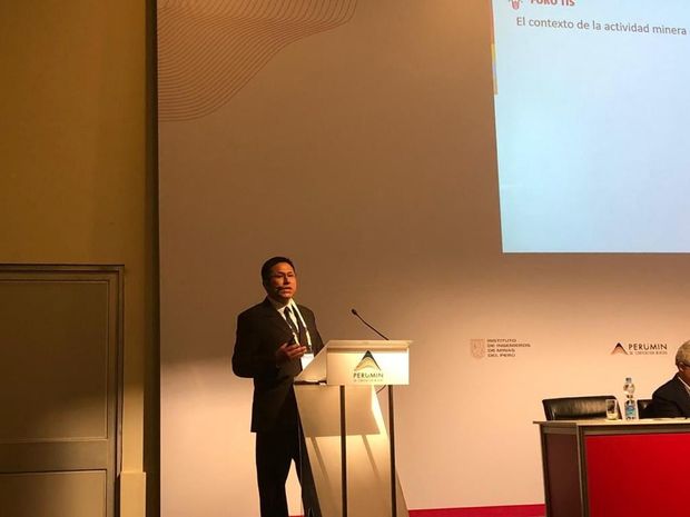 Héctor Basurto exponiendo en el podio del foro TIS de PERUMIN 34, Arequipa 2019