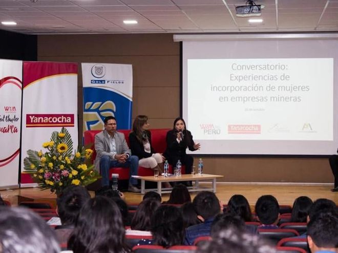 Héctor Basurto en el panel del conversatorio de WIM Perú sobre incorporación de mujeres en empresas mineras, Cajamarca 2019